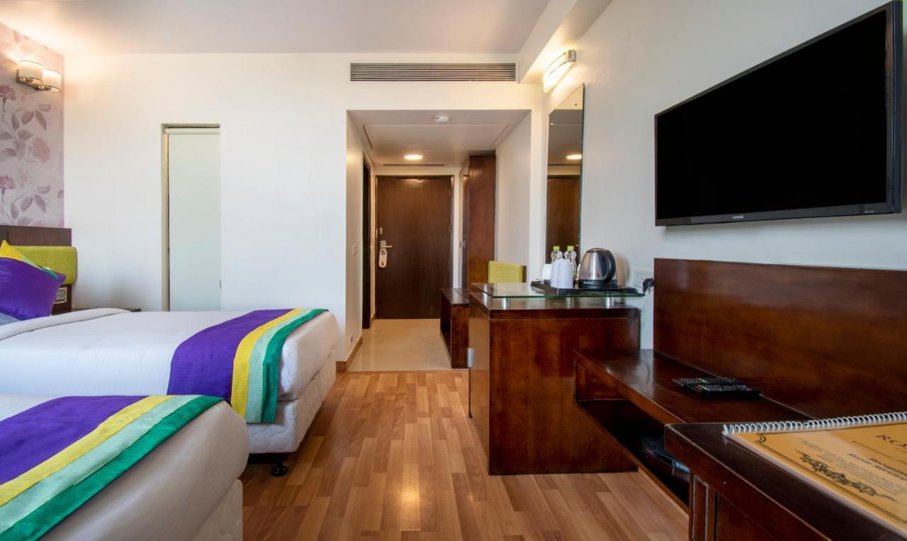 Treebo Premium Rose Mallow New Delhi Exterior photo